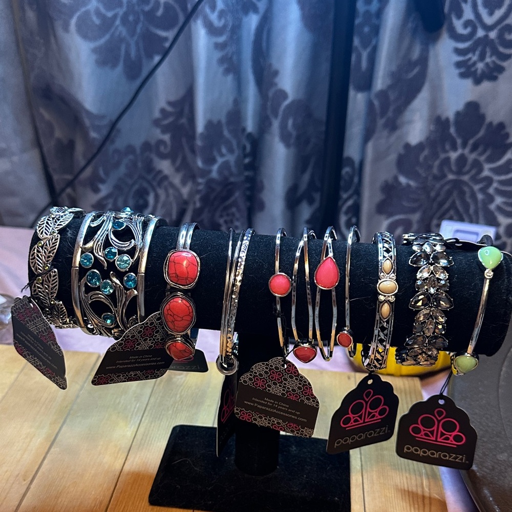 8 assorted paparazzi bracelets.